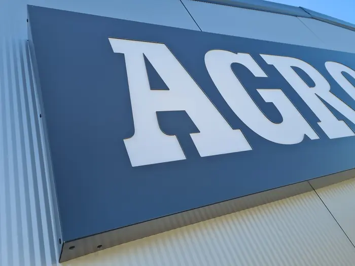 Detalj 3D slova Agro Raž Plus na alubond pozadini