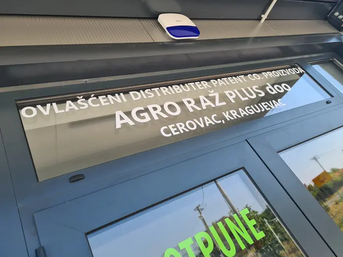 Detalj natpisa od folije na staklu Agro Raž Plus