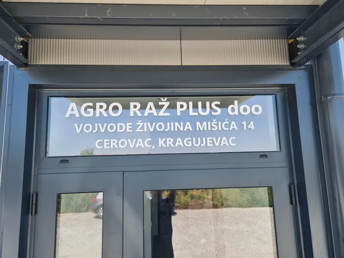 Natpis Agro Raž Plus na staklu iznad ulaza