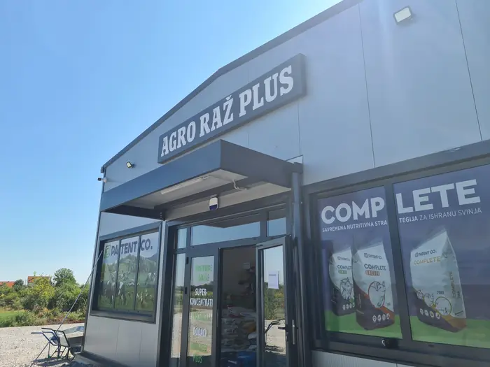 Agro Raž Plus, 3D slova iznad ulaza u objekat