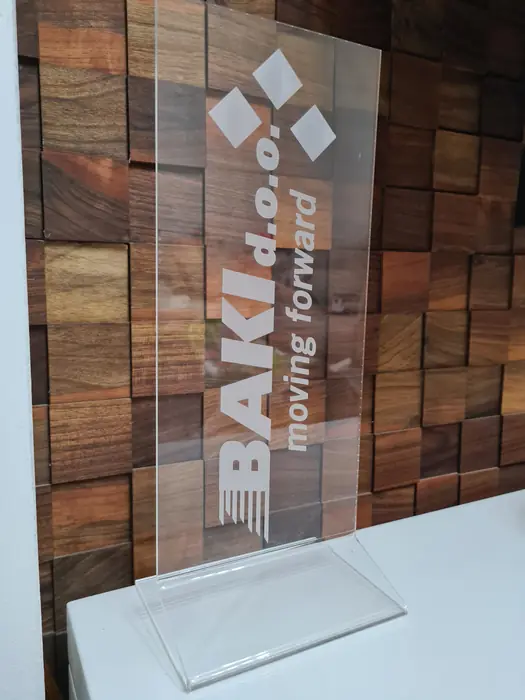 Stalak od klirita sa graviranim logom BAKI doo