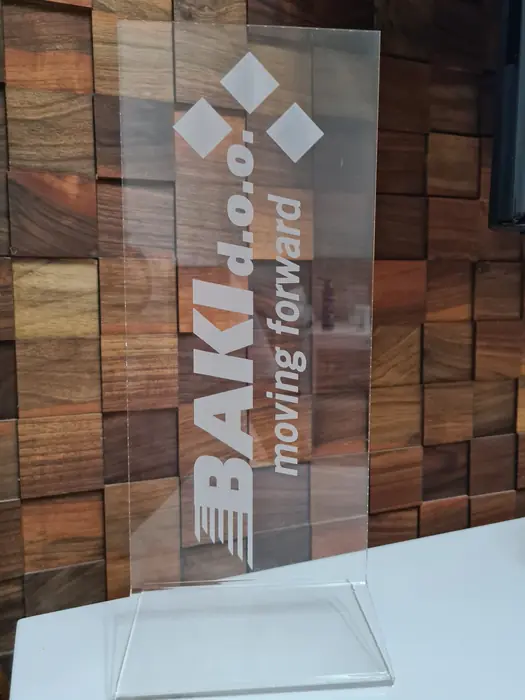Stalak od providnog klirita sa graviranim logom i savijenim postoljem