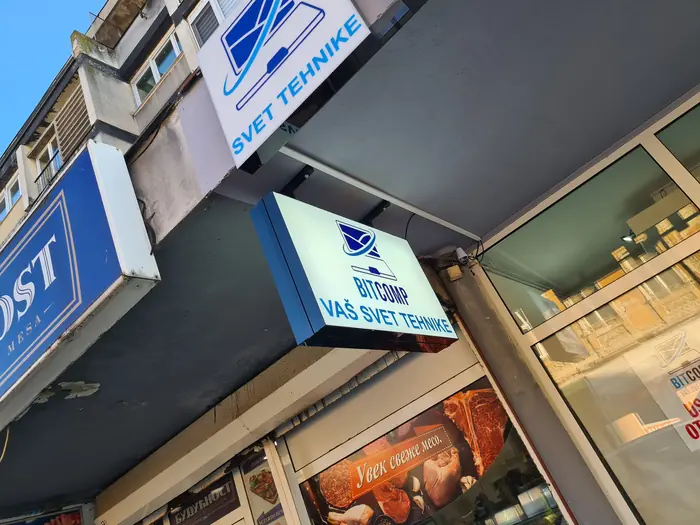 Dvostrani light box Bitcomp na nosaču okomito na fasadu, iznad izloga