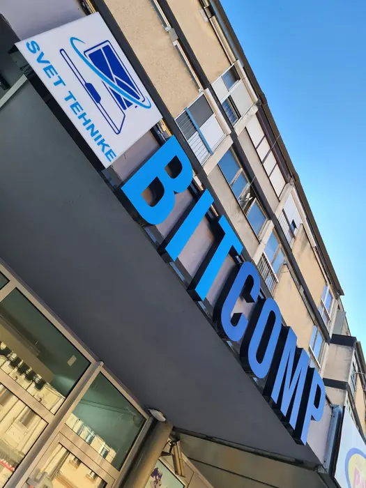 Light box i 3D slova Bitcomp Svet tehnike na fasadi