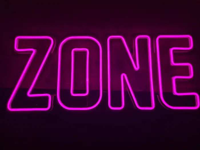 LED neon slova iz natpisa Booty Zone, detalj