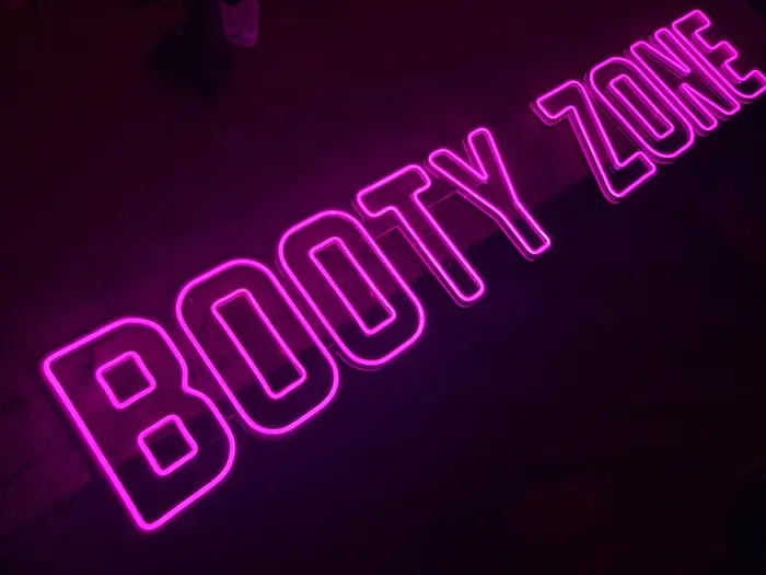 LED neon natpis Booty Zone u roze boji