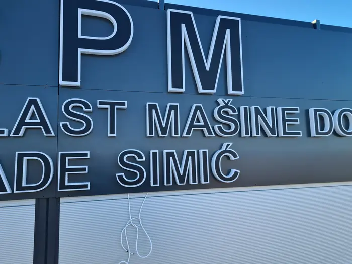 Slova BPM Brzanplast mašine na fasadi, dnevni prikaz
