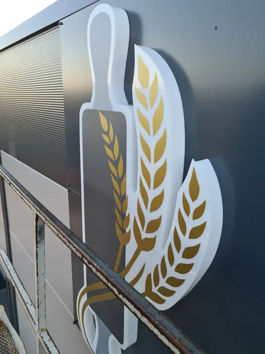 Detalj logotipa BPM Brzanplast mašine