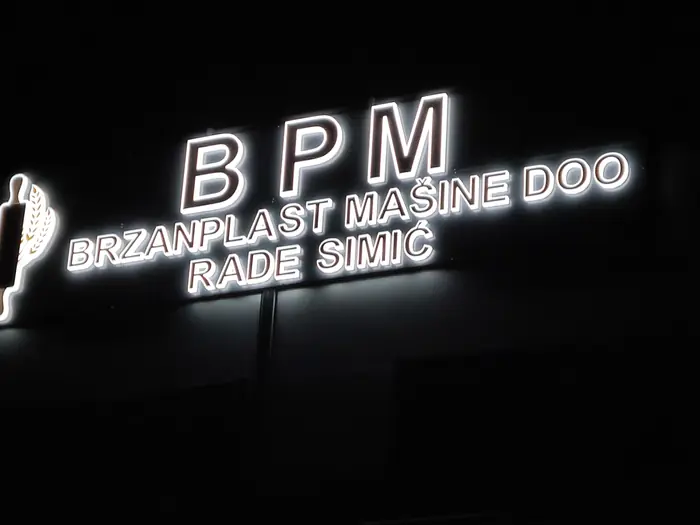 Detalj slova BPM Brzanplast sa pozadinskim osvetljenjem