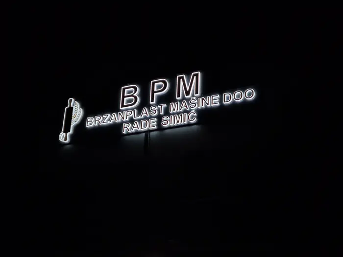 Slova BPM Brzanplast sa pozadinskim osvetljenjem noću