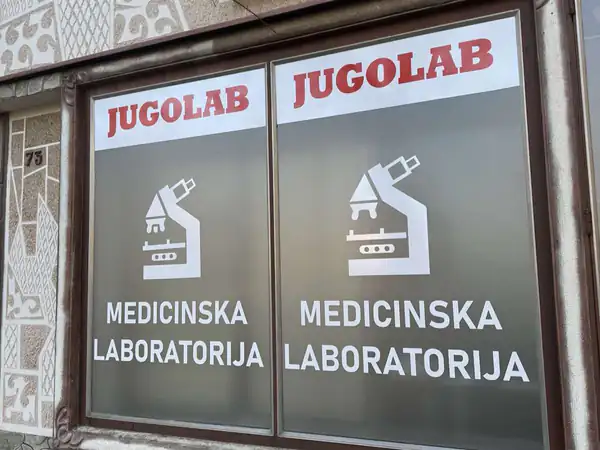 Izlog brendiran samolepljivom folijom
