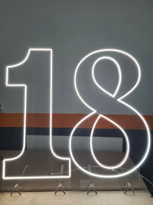 LED neon broj 18 kao dekorativna figura