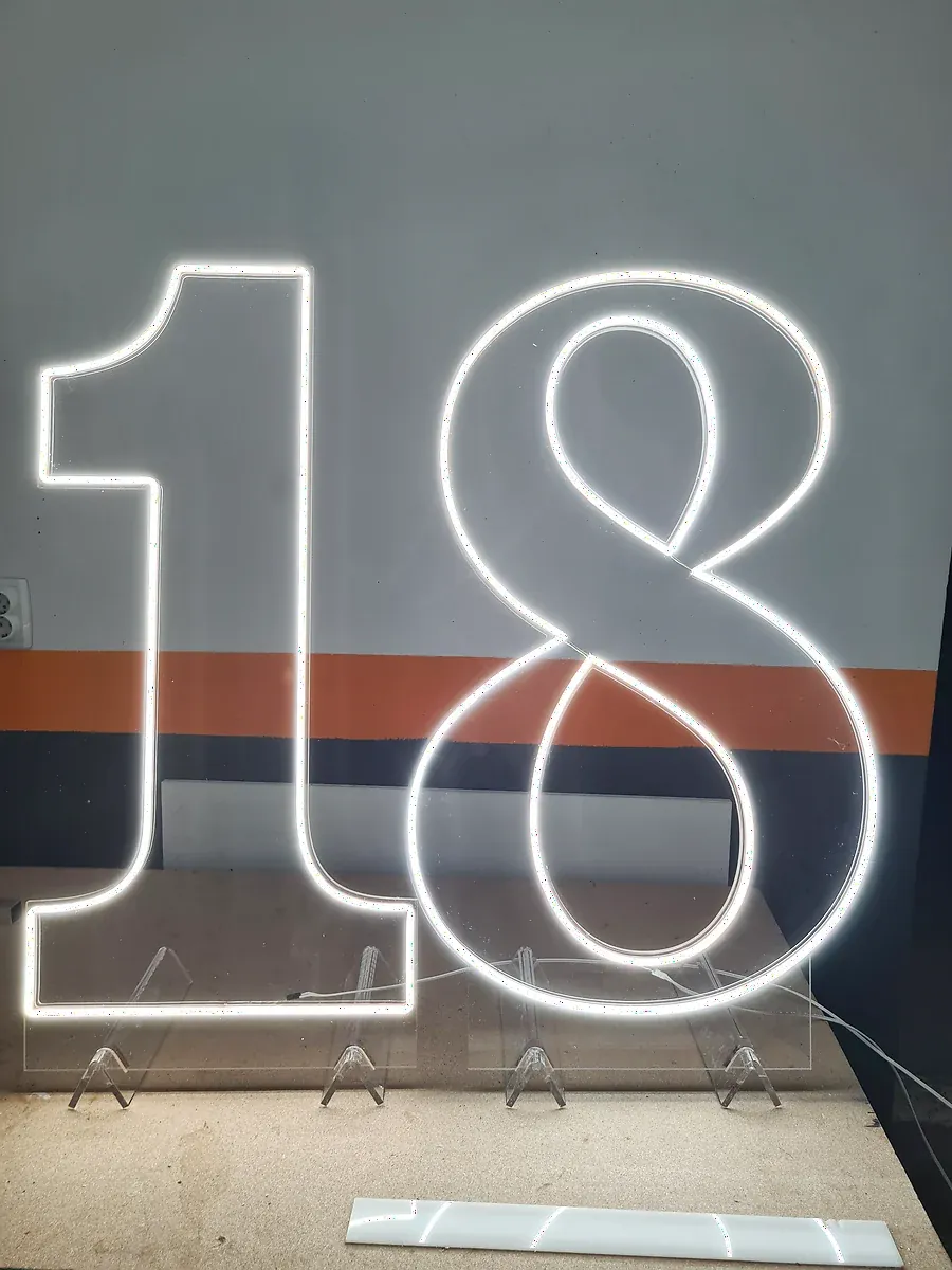LED neon broj 18, upaljen