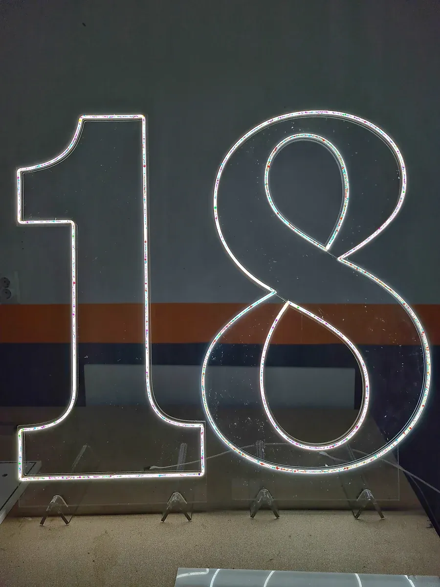 LED neon broj 18 na providnoj pozadini