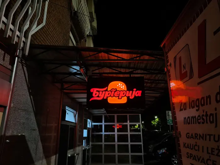 Dvostrani light box Бургерија noću iznad ulaza