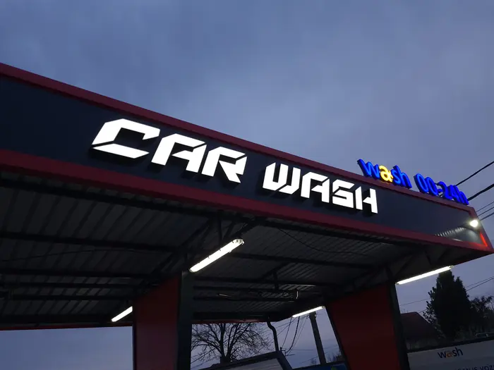 Svetleća slova CAR WASH i wash 0-24 na perionici