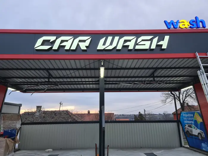 Svetleća slova CAR WASH na nadstrešnici perionice