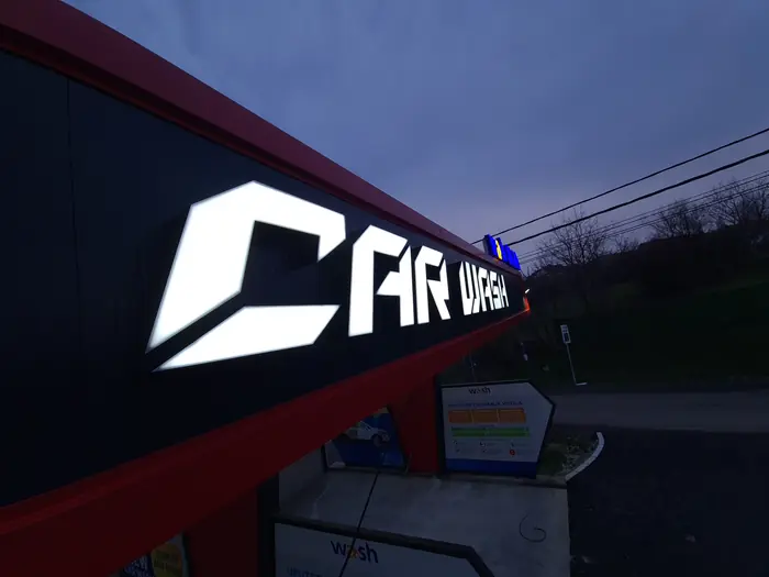 Svetleća slova CAR WASH na uglu nadstrešnice