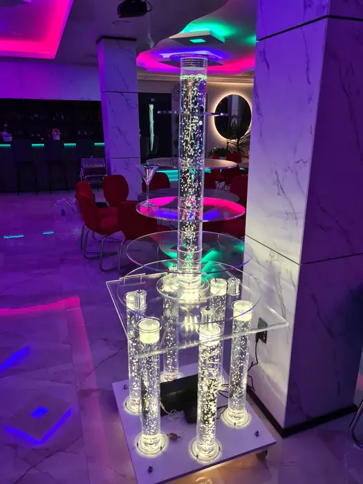 Četvrtasta šampanjac fontana u roze svetlu
