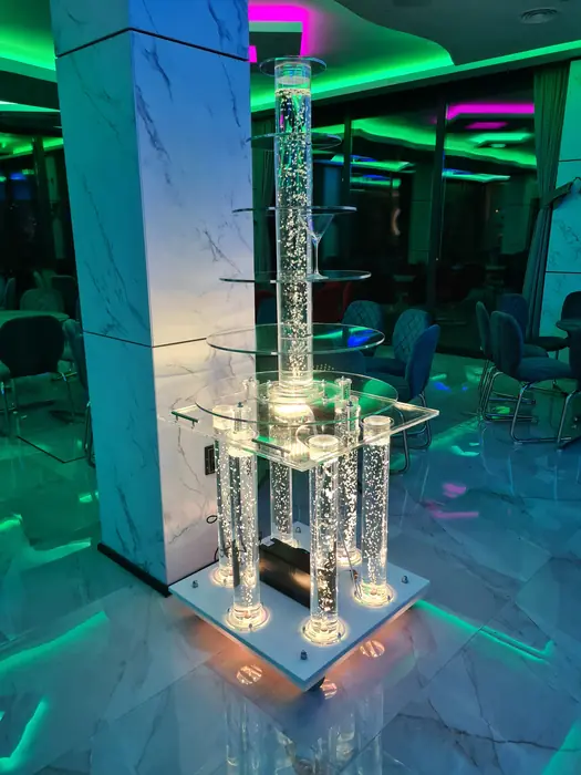 Četvrtasta šampanjac fontana u zelenom svetlu