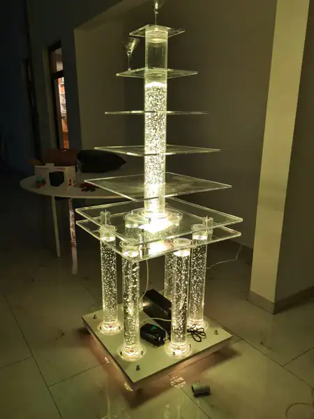 Četvrtasta šampanjac fontana, pogled sa strane