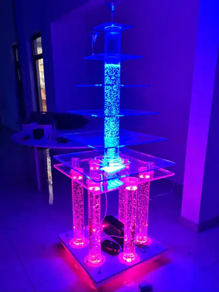 Četvrtasta šampanjac fontana sa upaljenim LED osvetljenjem