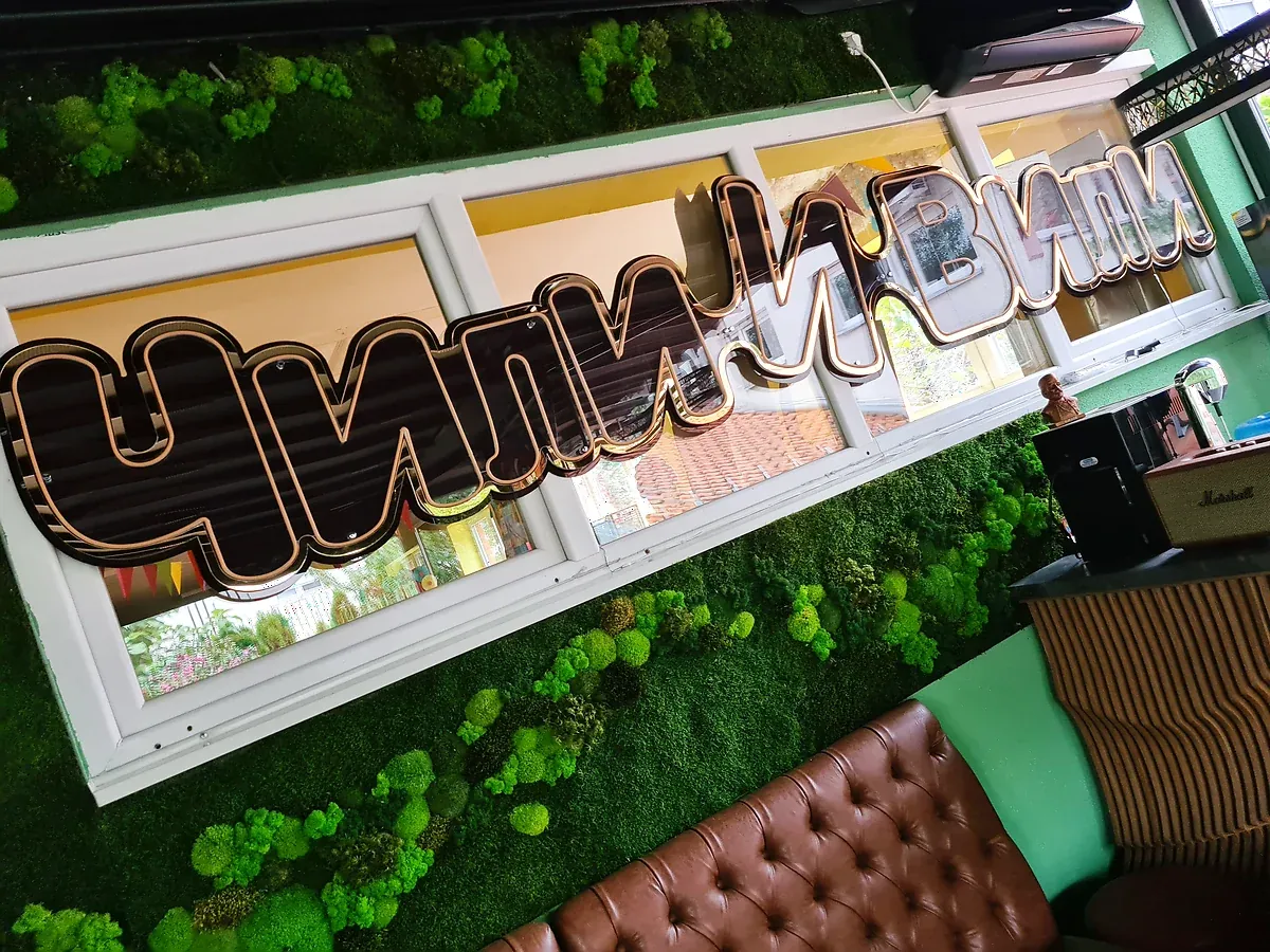 LED neon Čili Bar u dnevnom prikazu