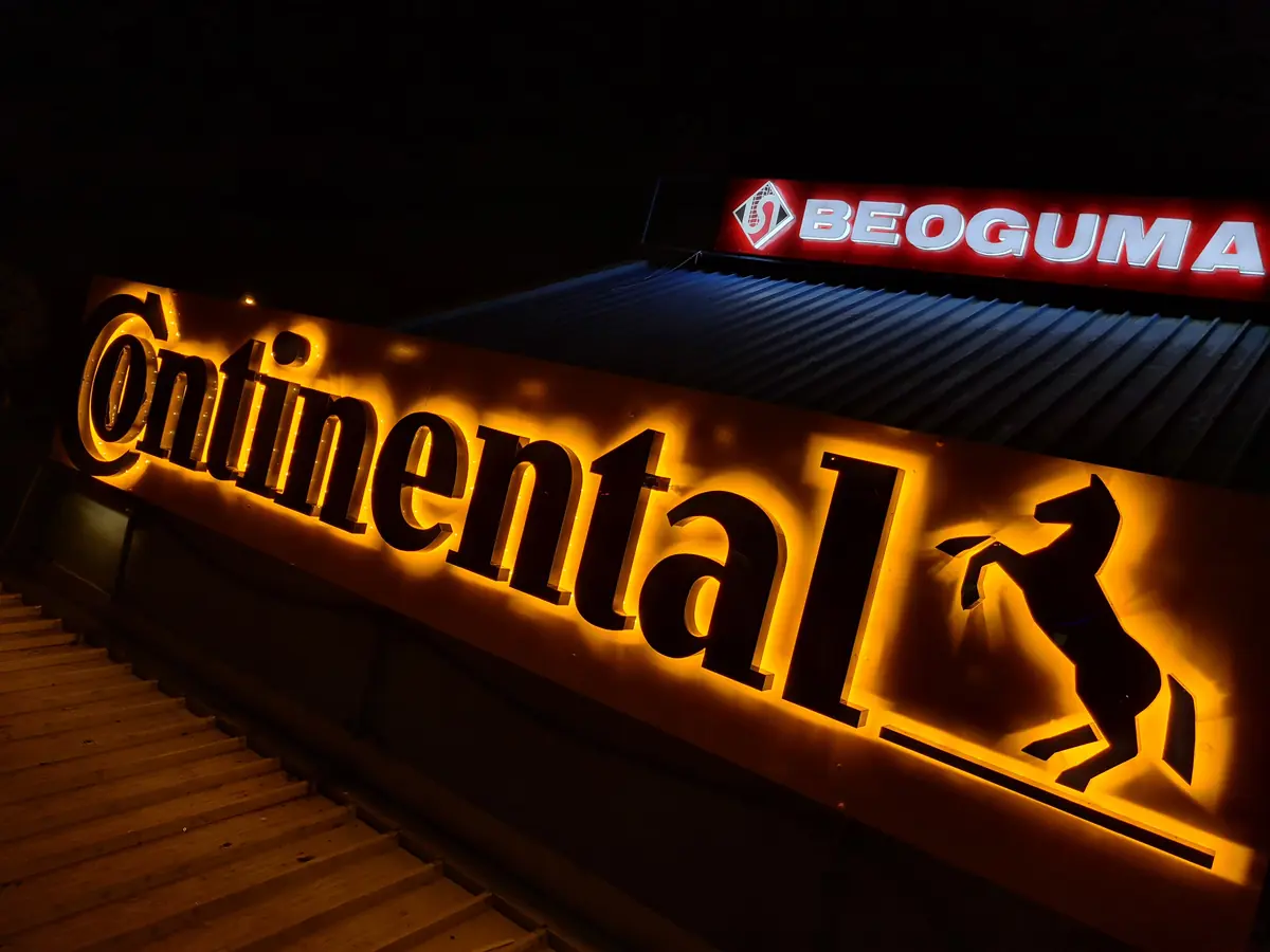 Continental i Beoguma, svetleća reklama sa pozadinskim osvetljenjem na krovu objekta