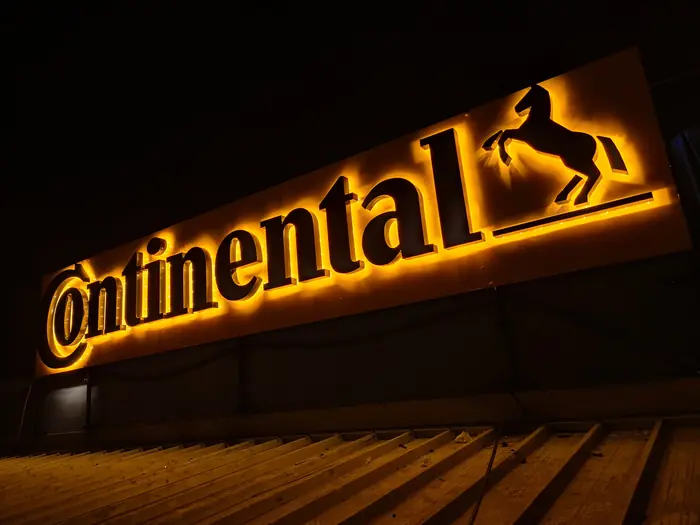 Logo Continental sa konjem, pozadinsko osvetljenje