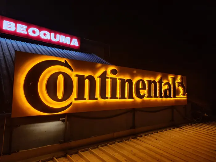 Continental, slova sa pozadinskim osvetljenjem noću