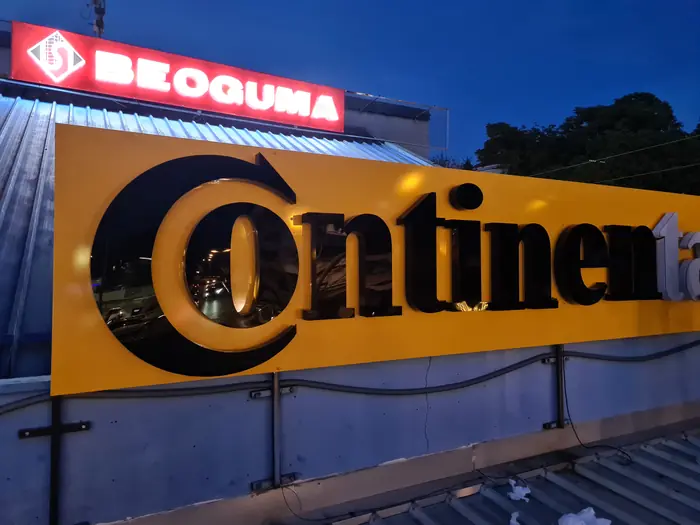 Slova Continental sa pozadinskim osvetljenjem u sumrak
