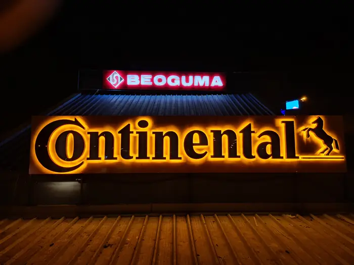 Slova Continental sa pozadinskim osvetljenjem noću