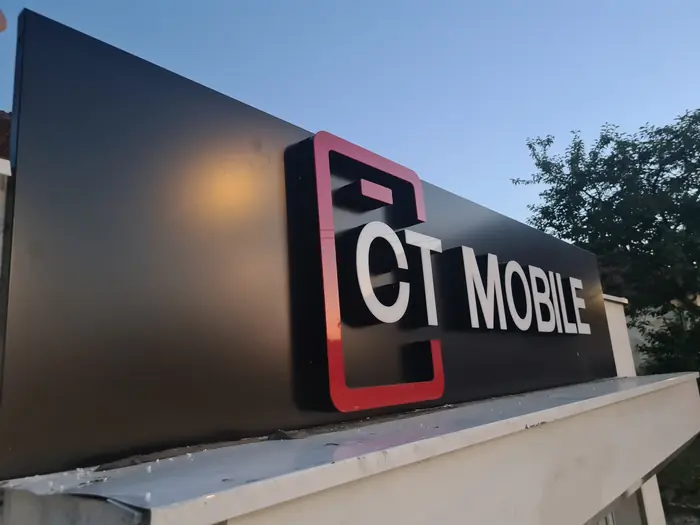 3D slova i logo CT Mobile na pozadini od alubonda