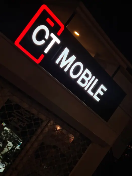 Svetleća slova CT Mobile sa crvenim okvirom logotipa, snimljena noću