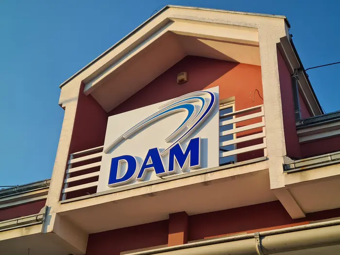 Reklamna tabla DAM, prikaz iz ugla