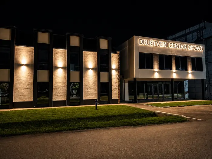 Društveni centar Opovo, osvetljena fasada noću