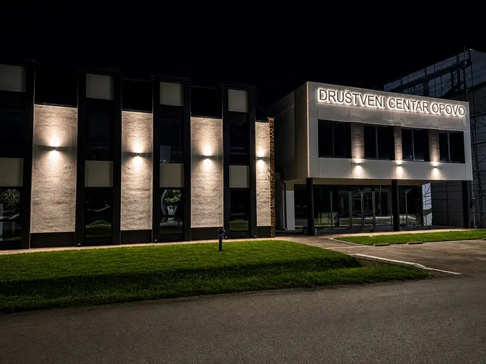 Slova Društveni centar Opovo na fasadi objekta