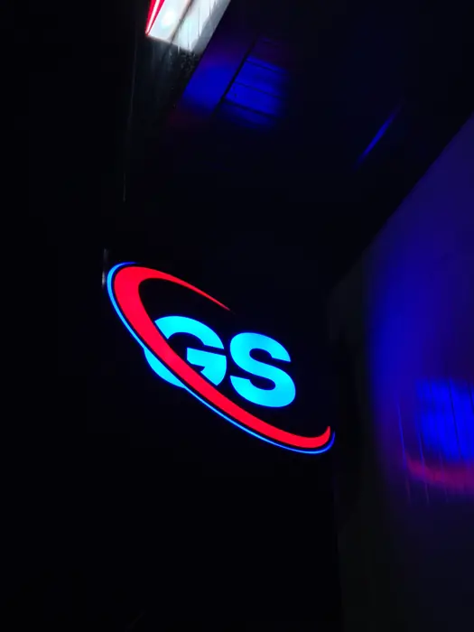 Svetleći logo GS za Glass Service