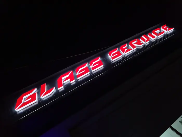 Detalj svetlećih slova Glass Service noću