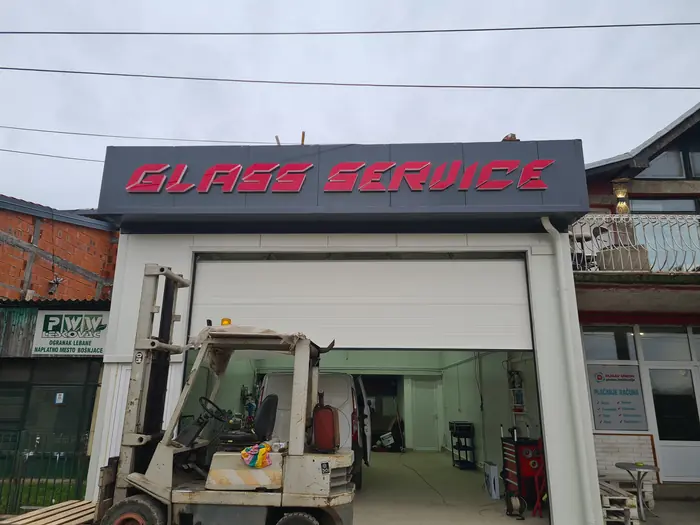 Svetleća slova Glass Service na fasadi, dnevni prikaz