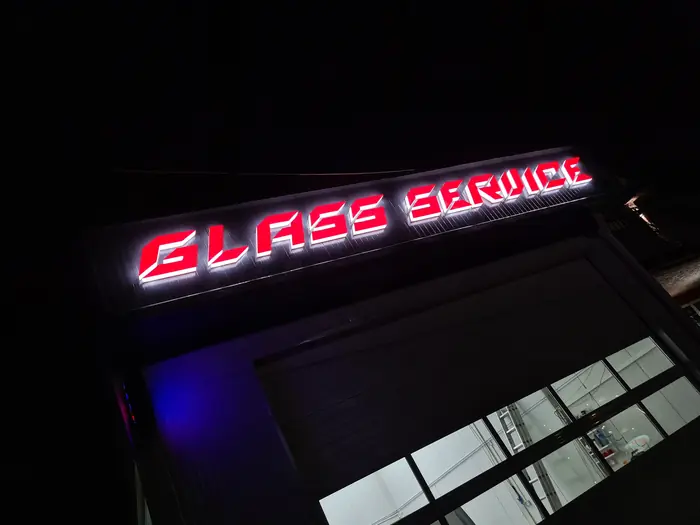 Svetleća slova Glass Service noću