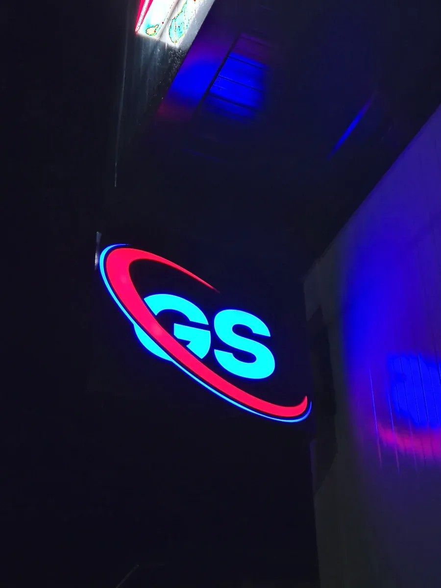 Svetleći logo GS na pozadini od alubonda