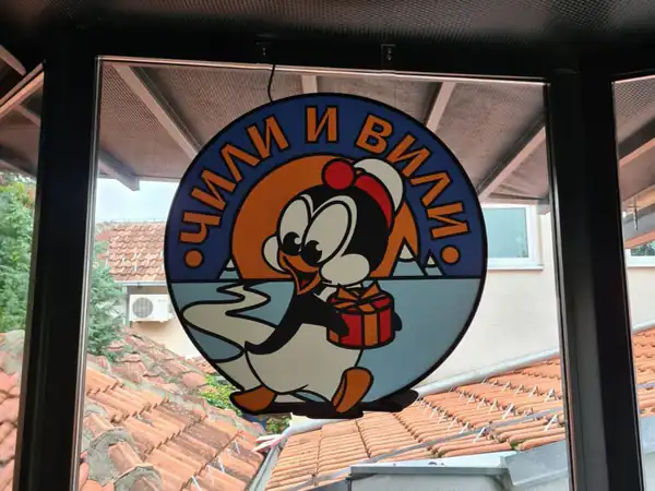 Isti jednostrani light box sa ugašenom rasvetom