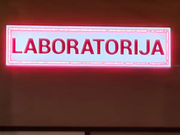 Jednostrani light box sa LED diodama, upaljen i ugašen