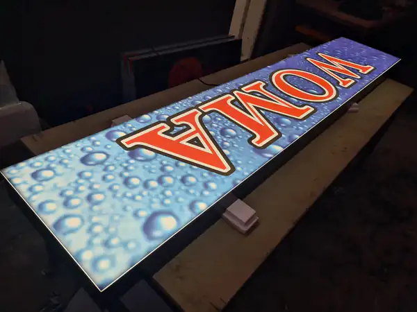Jednostrani light box panel WOMA sa štampanom grafikom, upaljen