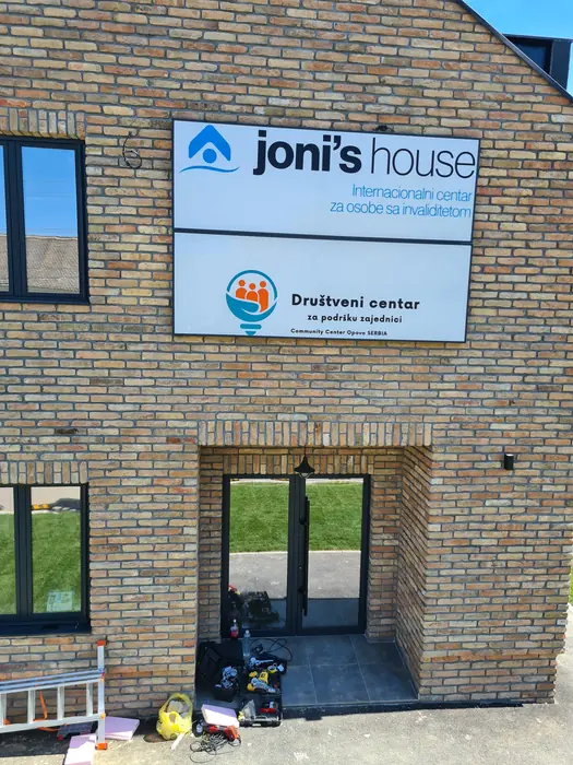 Reklamna tabla Joni's house na fasadi objekta