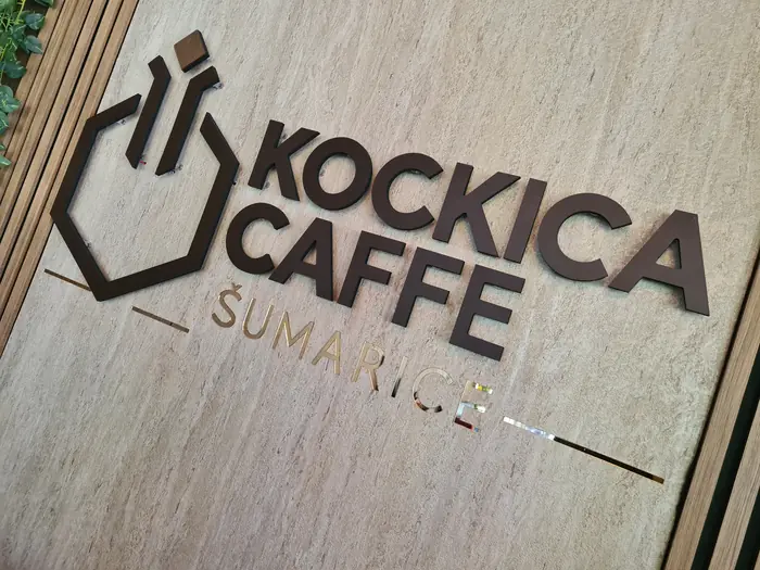 3D slova i logo Kockica Caffe Šumarice, dnevni prikaz