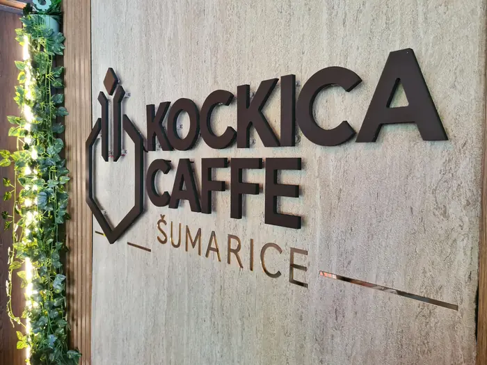 3D slova Kockica Caffe na zidu od travertina