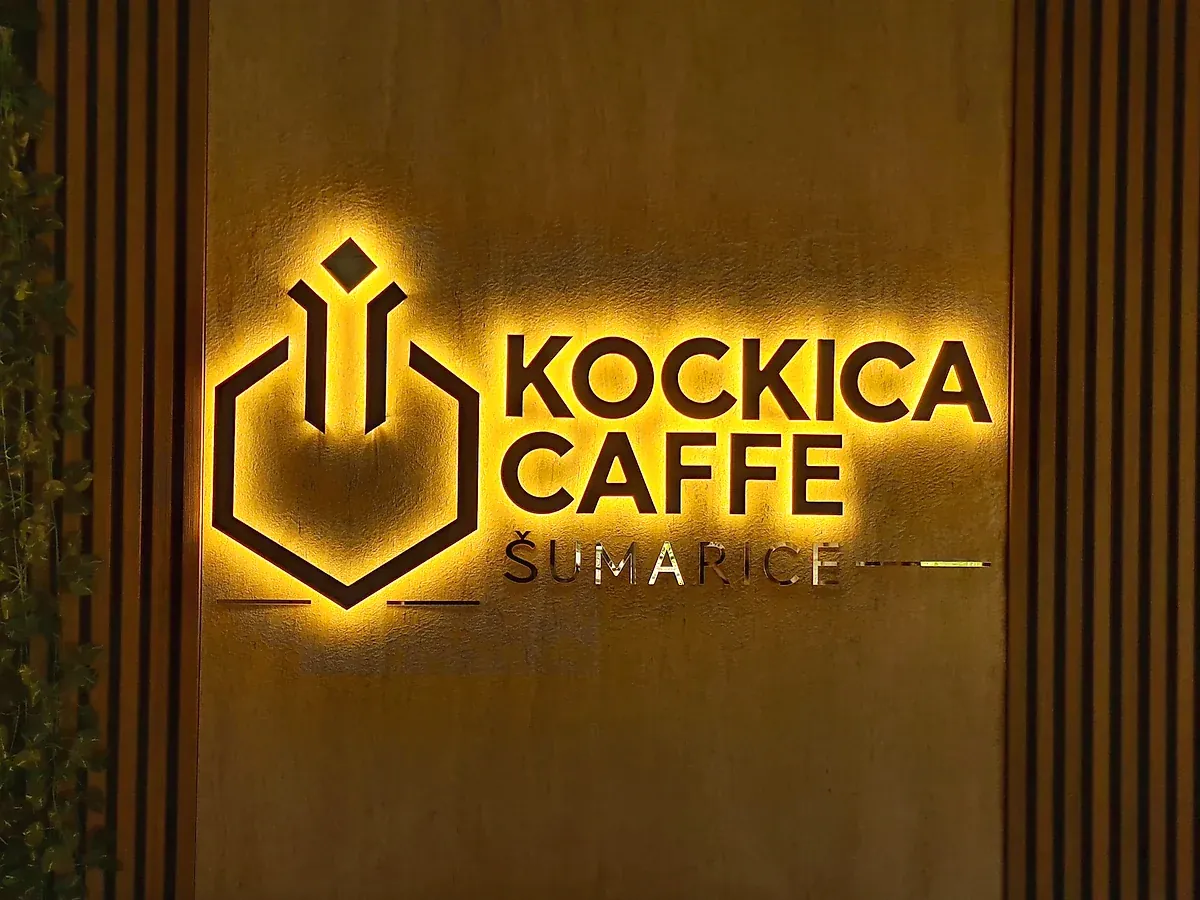Kockica Caffe sa halo osvetljenjem