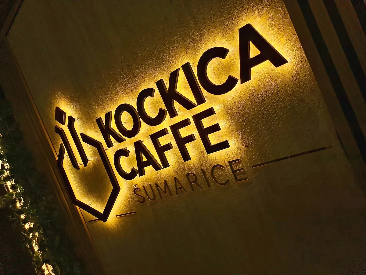 Kockica Caffe, pozadinsko osvetljenje slova